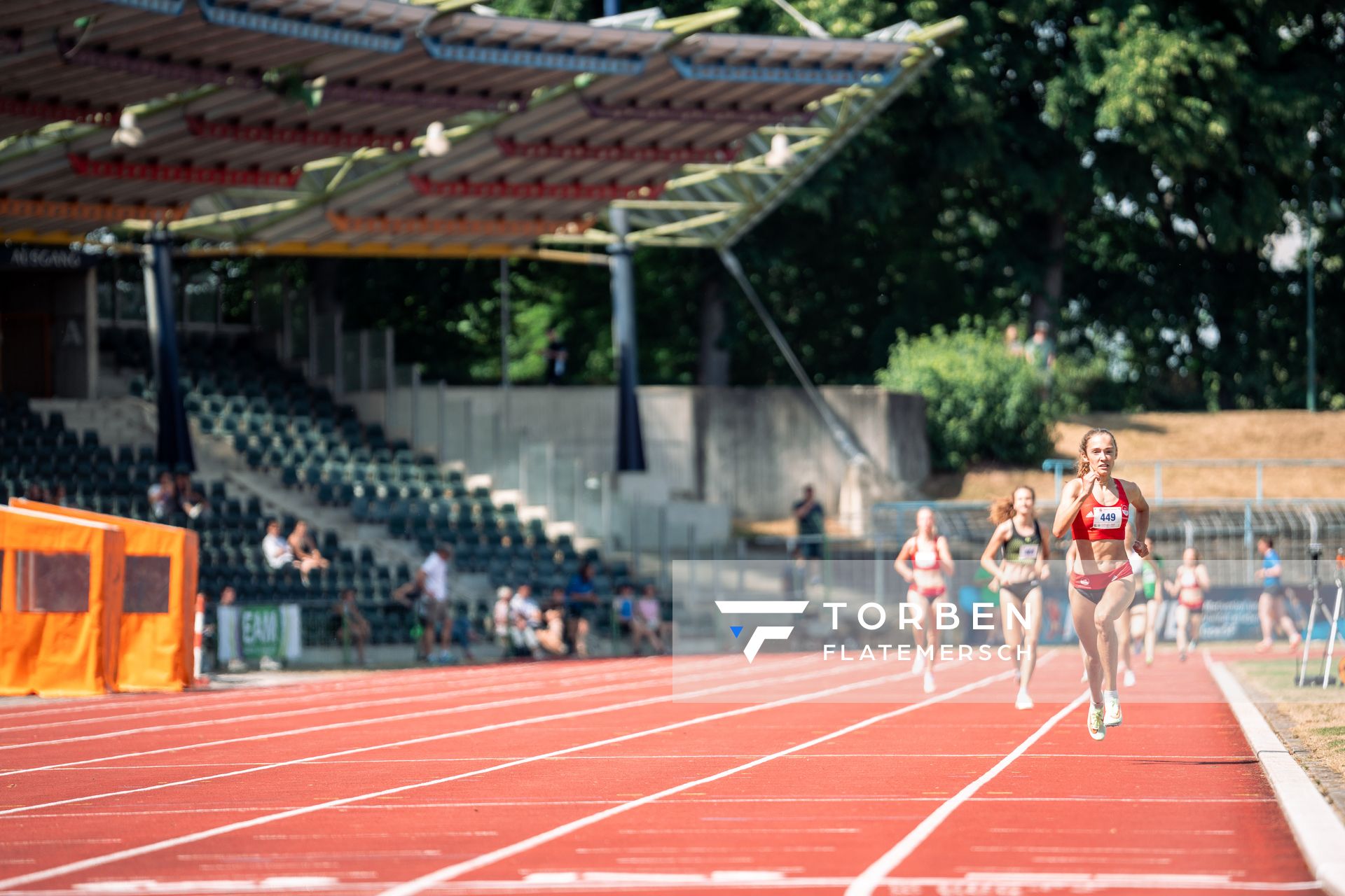 Sarah Fleur Schulze (VfL Eintracht Hannover) auf der Zielgeraden beim 800m Lauf am 03.07.2022 waehrend den NLV+BLV Leichtathletik-Landesmeisterschaften im Jahnstadion in Goettingen (Tag 1)
